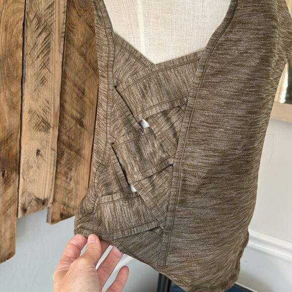 Lululemon Var City Muscle Tank Running Workout Heathered Olive Hip Length Size 4 - Picture 4 of 8